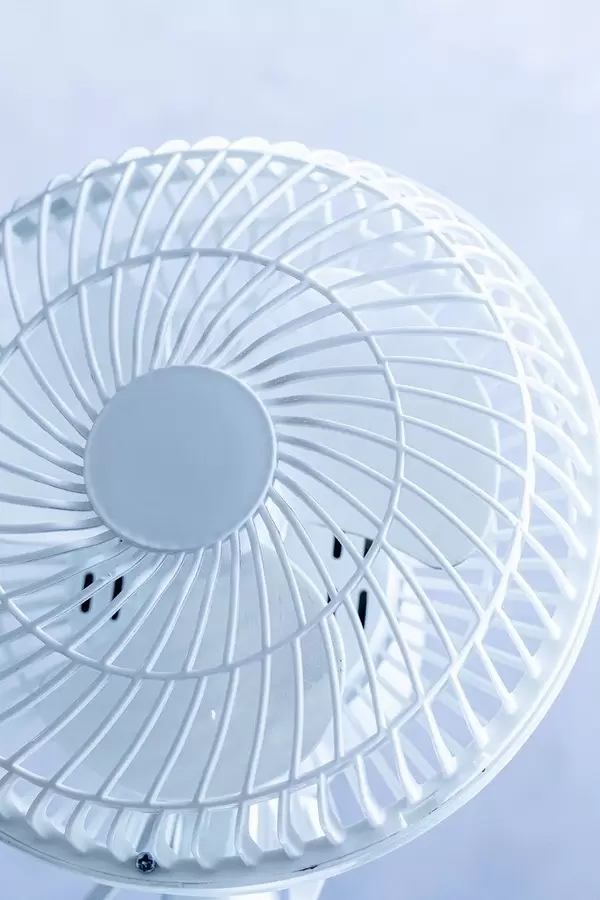 Nahaufnahme eines Ventilators vor hellem Hintergrund