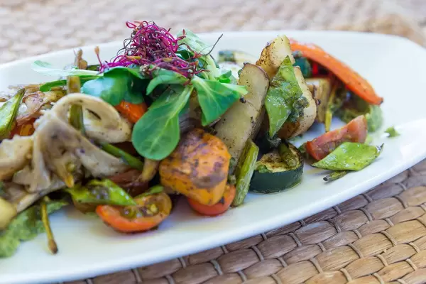 Nahaufnahme: frisches Gemüse mit Pilzen bei Agapanto Flor del Amor in Puerto de Sóller, Mallorca