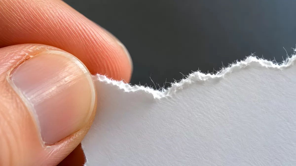 Nahaufnahme gerissenes Papier mit fransiger Kante