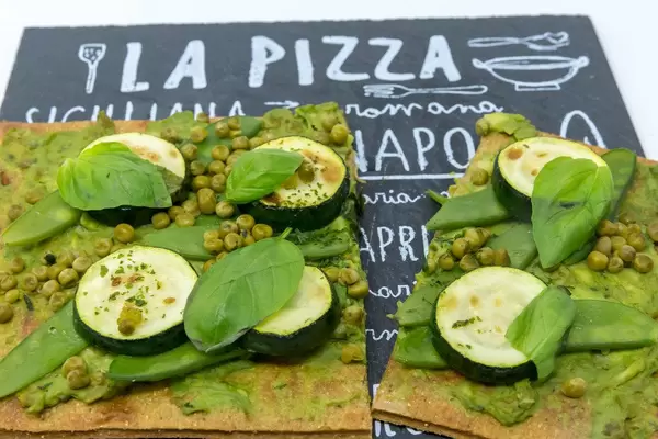 Nahaufnahme - Gesunde Vegan-Pizza mit low carb Boden