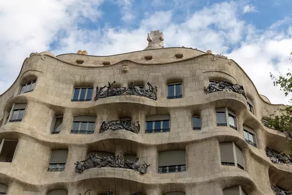 Hundertwasser-Stil: Casa Milà von Antoni Gaudí in Barcelona