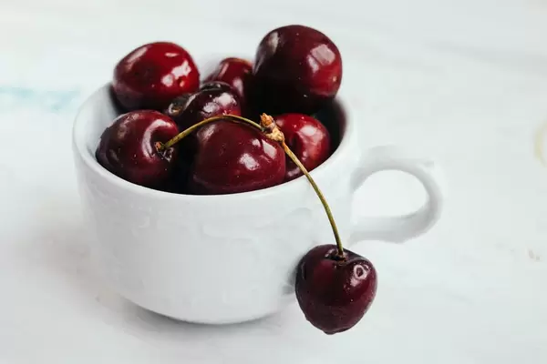 Nahaufnahme: Kirschen in einer Tasse