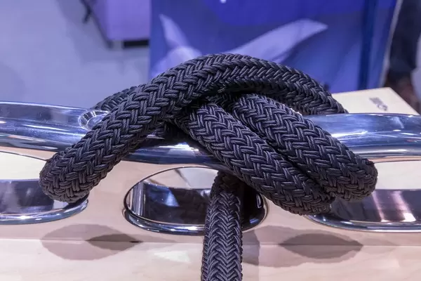 Nahaufnahme Klampe belegen mit Kreuzschlägen und Kopfschlag mit schwarzem Tau