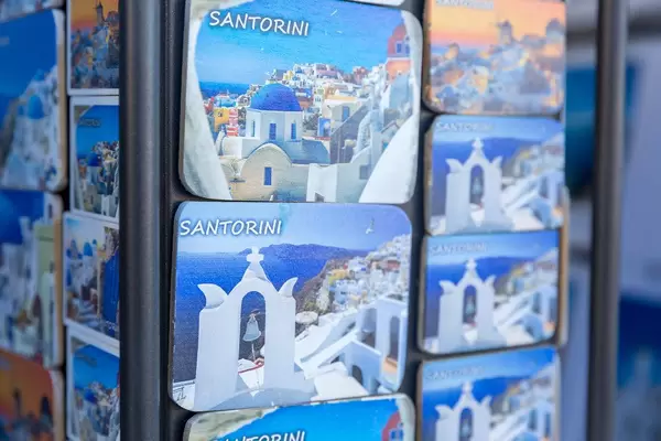 Nahaufnahme: Kühlschrankmagneten als Erinnerung oder Geschenk. Souvenirladen auf Santorin
