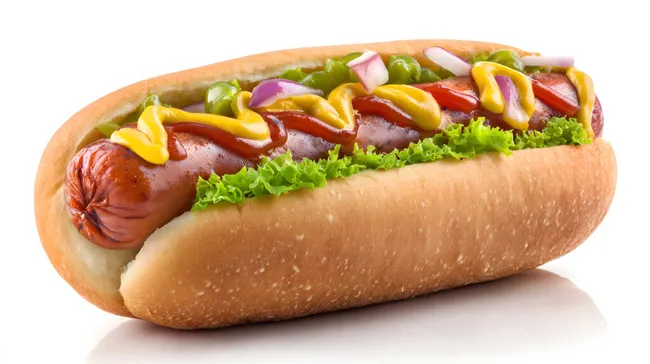 Nahaufnahme leckerer Hotdog mit Senf und Gemüse