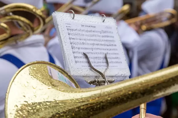 Nahaufnahme: Notenblatt fürs Kölner Karnevalslied "Der treue Husar" und Blechblasinstrument an einem regnerischen Rosenmontag in Köln