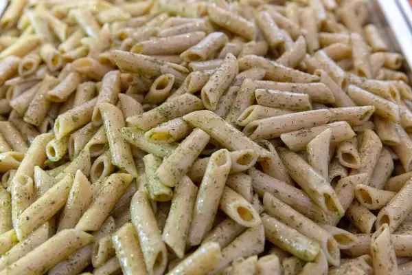Nahaufnahme - Nudeln der Art Penne mit Pesto