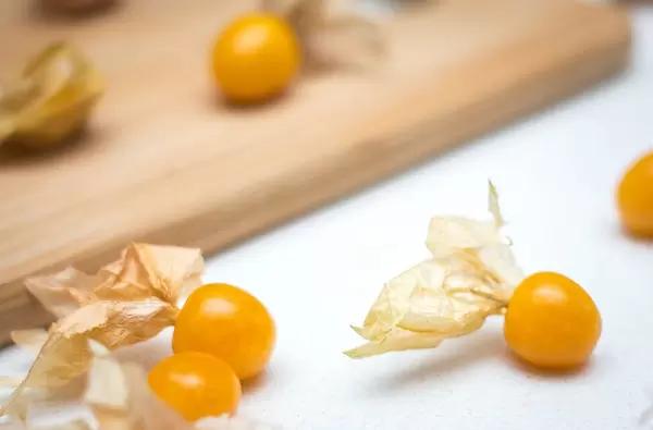 Nahaufnahme Physalis-Früchte auf weißem Hintergrund