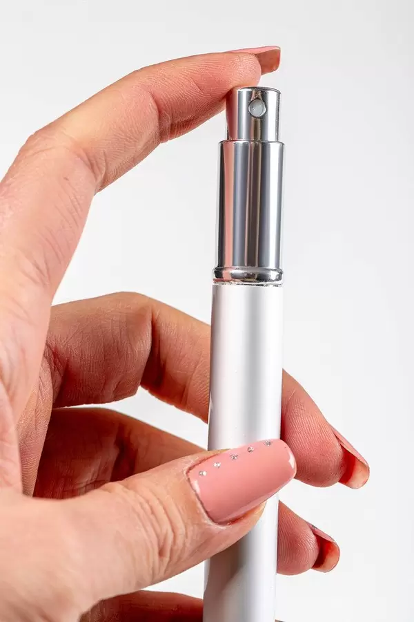 Nahaufnahme Sprühflasche für das Saubermachen von Kamera Objektiven