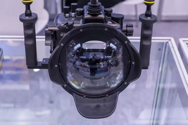 Nahaufnahme Unterwassergehäuse für Kamera mit Halte- und Stabilisierungsgriffen und Fisheye