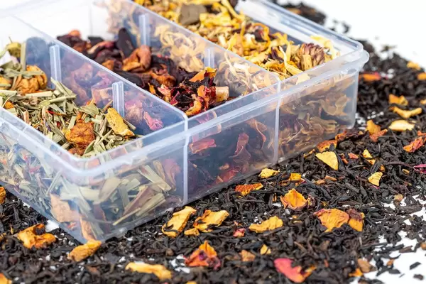 Nahaufnahme verschiedener Sorten von trockenem australischem Tee