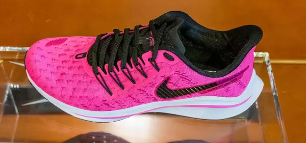 Nahaufnahme vom Damen-Laufschuh Nike Air Zoom Vomero 14 in der Farbe Pink Blast/True Berry/Weiß/Schwarz