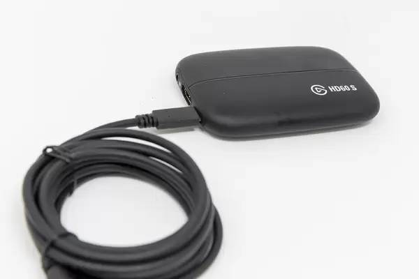 Nahaufnahme vom Elgato Game Capture HD60 S zum Streamen und Aufnehmen