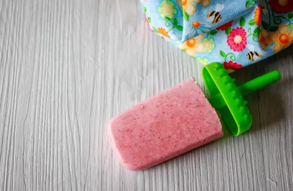 Nahaufnahme vom hausgemachten Stieleis mit Erdbeere-Geschmack