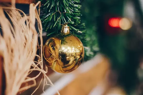 Nahaufnahme vom Neujahrs- und Weihnachtsschmuck