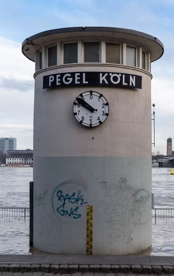Nahaufnahme vom Pegel Köln bei Hochwasser