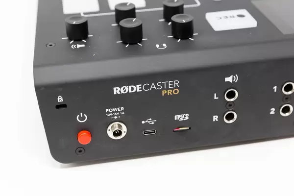 Nahaufnahme vom Podcast-Studio RØDECaster Pro vor weißem Hintergrund