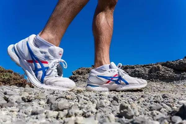 Nahaufnahme von Asics Laufschuhen mit Flytefoam. Während des Urlaubs in Griechenland laufen gehen