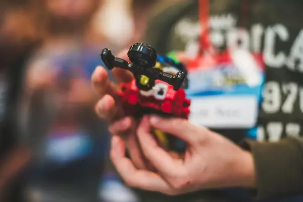 Nahaufnahme von Beyblade Spielzeug in Hand eines Spielers