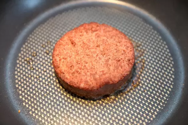 Nahaufnahme von Beyond Meat Patty in einem Bratpfanne