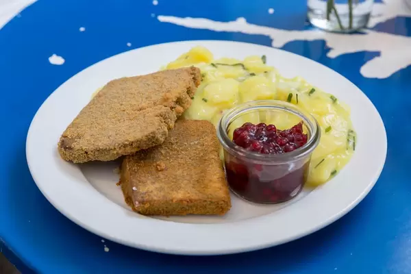 Nahaufnahme von bio-seitan Wiener Schnitzel im Augustin