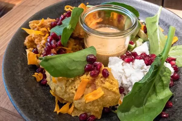 Nahaufnahme von Buddha Bowl: Linsen, Süßkartoffeln, Avocado und Granatäpfeln