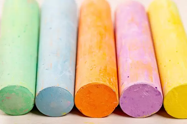 Nahaufnahme von bunten Kreiden auf einem Holztisch