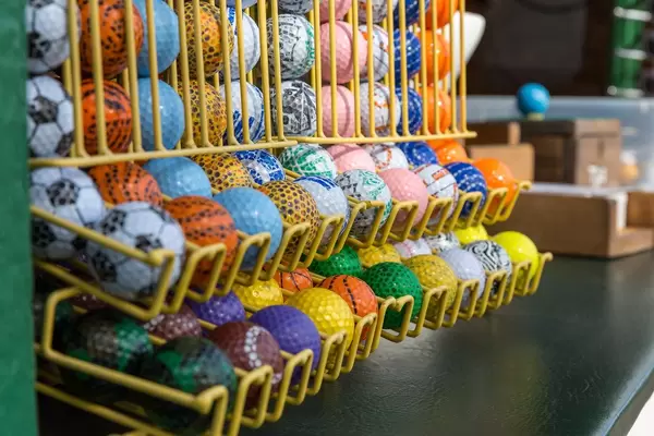 Nahaufnahme von bunten Minigolfbällen am Eingang der Minigolfanlage City Mini Golf in Downtown Chicago
