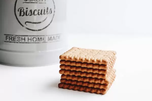 Nahaufnahme von Butterkeksen mit Keksdose im Hintergrund