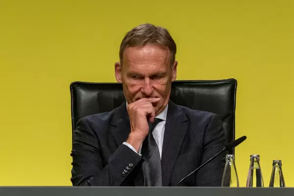 Nahaufnahme von BVB-Boss Hans-Joachim Watzke mit nachdenklicher Mimik bei der BVB Mitgliederversammlung