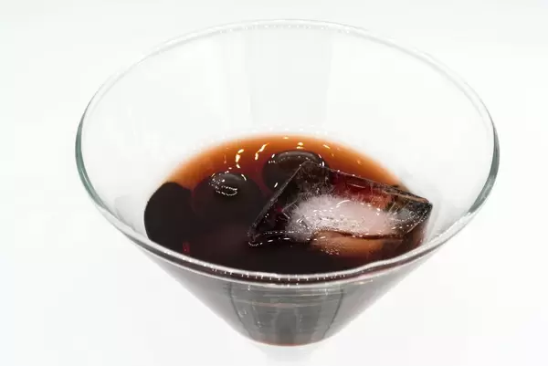 Nahaufnahme von Cherrybrandy mit Kirschen und Eiswürfel