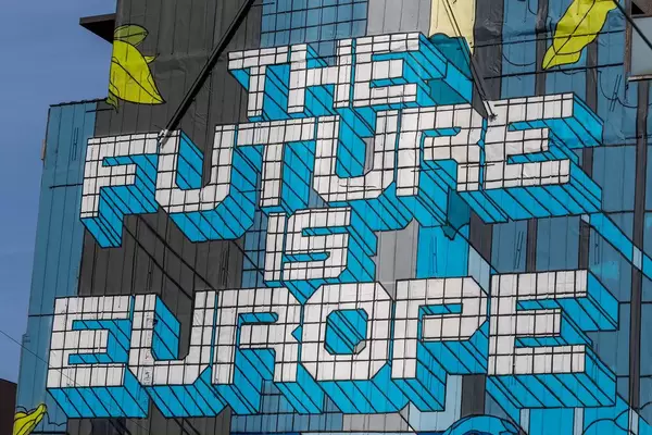 Nahaufnahme von dem 'Future is Europe' Straßenkunst auf Rue de la Loi, Brüssel
