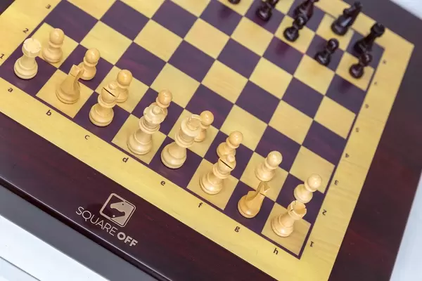 Nahaufnahme von dem weltweit klügsten Schachbrett "Square Off" für anspruchsvollen E-Sport via App am Smartphone steuerbar