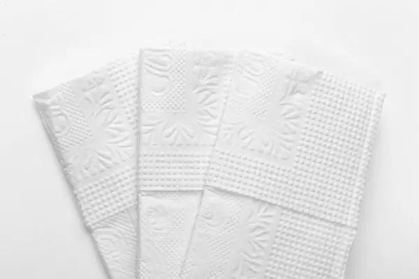 Nahaufnahme von drei weißen Taschentüchern