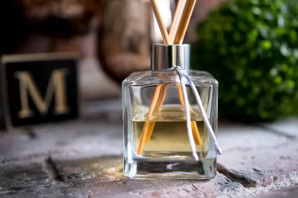 Nahaufnahme von einem Aroma-Flakon mit Duftstäbchen