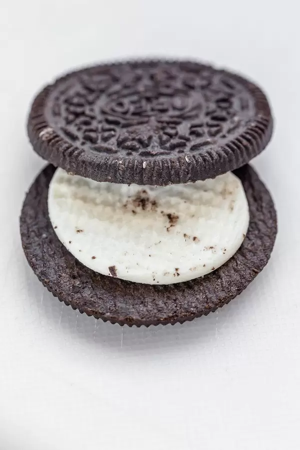 Nahaufnahme von einem Oreo Keks mit Vanille Füllung im weißer Hintergrund