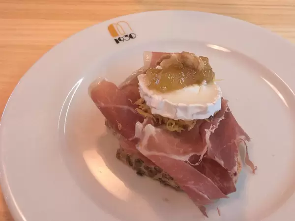 Nahaufnahme von einem Schinken-Weichkäse-Walnuss Brothäppchens