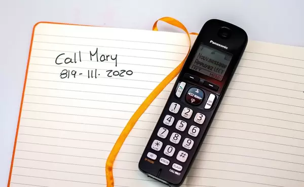 Nahaufnahme von einem Telephone und einem Notizbuch