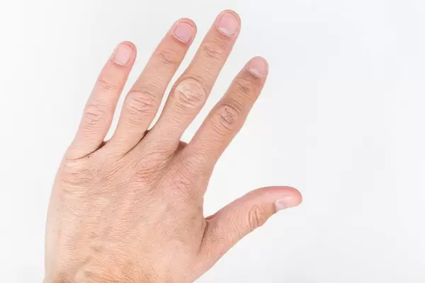 Nahaufnahme von einer männlichen Hand vor weißem Hintergrund