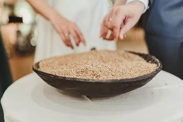 Nahaufnahme von einer Schüssel Gerstensamen auf einer Hochzeit