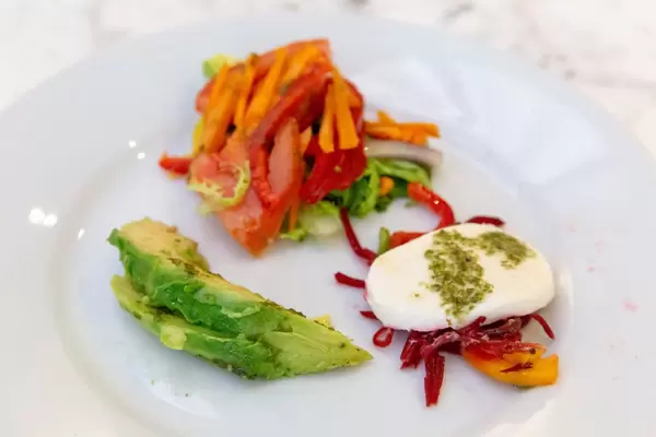 Nahaufnahme von einer vegetarischen Mahlzeit mit Avocado und Mozzarella