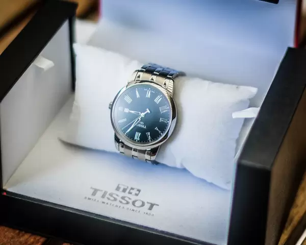 Nahaufnahme von eleganter Uhr des Ehemanns für Hochzeit in hübscher Uhrenschachtel