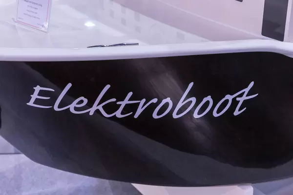 Nahaufnahme von Elektroboot Aufschrift auf Replika für Fahrten ohne Bootslizenz