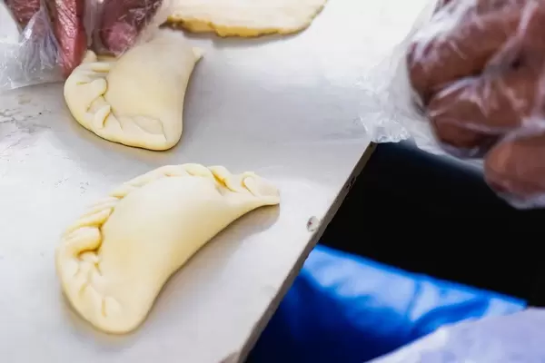 Nahaufnahme von Empanada, einem Latein-Amerikanischen Gebäck vor dem Backen