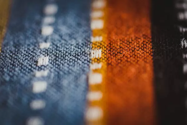 Nahaufnahme von farbenfrohen handgefertigten Textilien