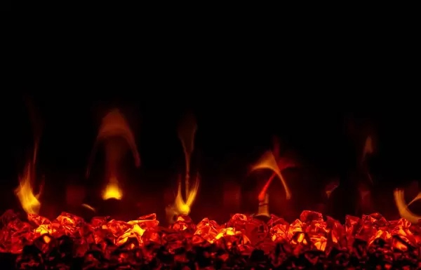 Nahaufnahme von Flammen vor schwarzem Hintergrund