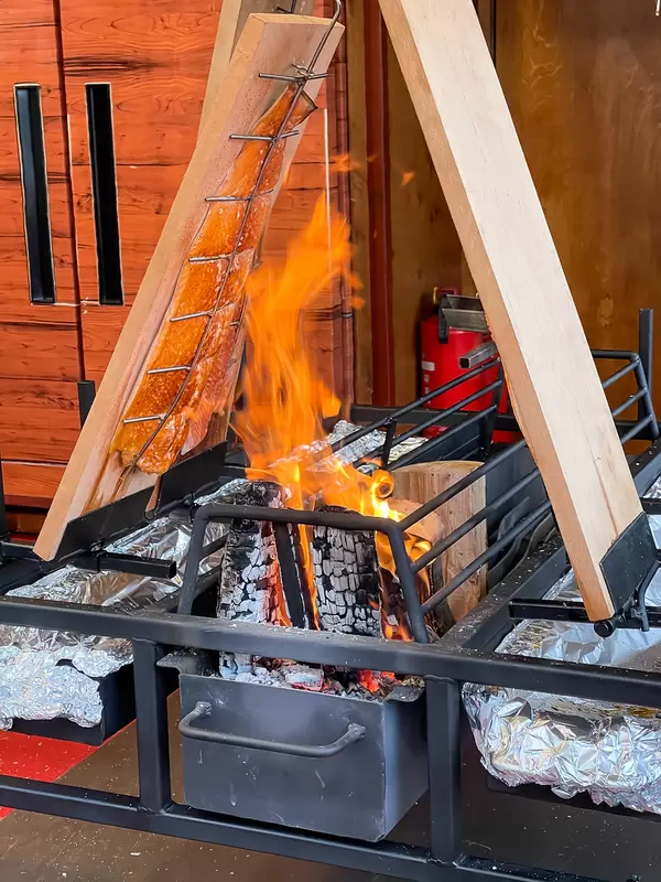 Nahaufnahme von Flammlachs, d.h. Lachs, der nach finnischer Art am offenem Feuer zubereitet wird