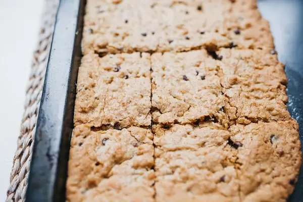 Nahaufnahme von frisch gebackenen hellen Brownies in Backform