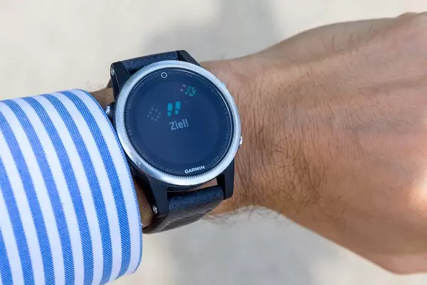 Nahaufnahme von Garmin Sportuhr mit Meldung, dass man das Ziel erreicht hat