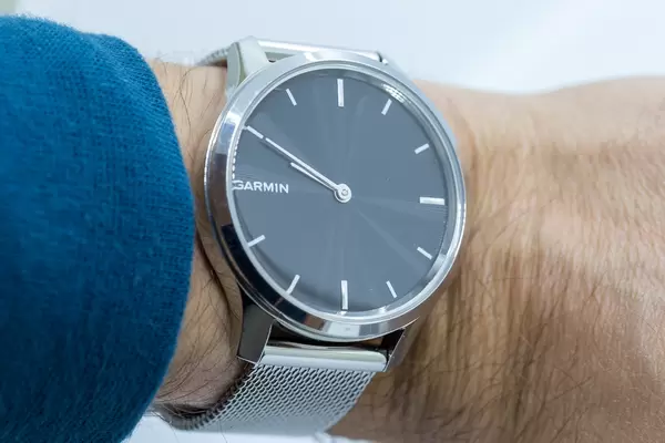 Nahaufnahme von Garmin vívomove Luxe Uhr im Silber am Handgelenk eines Mannes